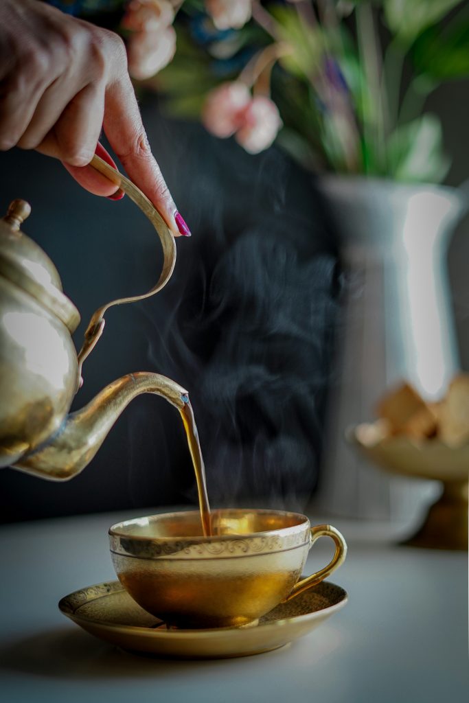 Teegiessen aus Teekanne